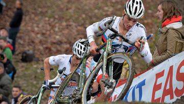 Mathieu Van der Poel y Wout van Aert compiten en una prueba de la Copa del Mundo de Ciclocrós en 2015.