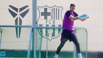 El portero del FC Barcelona Joan Garcia durante un entrenamiento en la ciudad deportiva Joan Gamper
