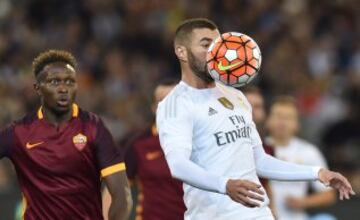 Elio Capradossi mira como controla el balón Karim Benzema.