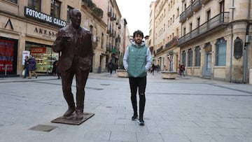 Javi Navas, extremo de Unionistas, pasea por la calle Toro de Salamanca junto a la estatua de Vicente del Bosque un d&iacute;a antes de jugar contra el Real Madrid en la Copa del Rey.