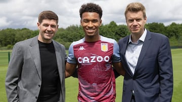 Steven Gerrard, entrendor del Aston Villa, posa junto al nuevo fichaje del club, Boubacar Kamara.