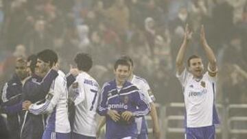 <b>CELEBRACIÓN COLECTIVA. </b>Gabi aplaude al público de La Romareda mientras sus compañeros festejan la fundamental victoria contra el Levante.