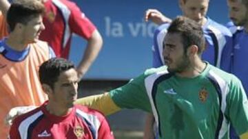 <b>MÁS ESCOLTAS. </b>Jiménez y Roberto, conversando durante la sesión de ayer en la Ciudad Deportiva. Ambos están pendientes de la defensa.