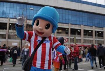 Ambiente antes del inicio del partido entre el Atlético de Madrid y el Real Madrid, de la jornada 26 de liga en Primera División que se disputa esta tarde en el estadio Vicente Calderón.