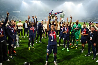 El canterano del PSG es de los pocos que ha logrado hacerse hueco sin salir de casa. Luis Enrique le dio las llaves del equipo la temporada 23/24 y se las ha quedado en propiedad. Jugador de presente y de muchísimo futuro al que en París blindaron hasta 2029. Su salida de balón, la facilidad para retener la pelota y la llegada desde segunda línea le hacen diferente. Su polivalencia para jugar en las distintas posiciones del centro del campo, y hasta en el lateral, le convierten en prácticamente insustituible en París. De 27 partidos jugados en todas las competiciones, el de Montreuil fue titular en 21. Un líder precoz que debutó con 16 años con el primer equipo del PSG y que lideró a la selección francesa Sub-17 hasta el Europeo en 2022. Su techo está alto.