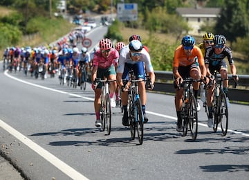 El pelotón pasa por la localidad de Abanto y Ciérbana.