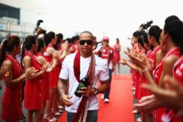 Lewis Hamilton asiste al desfile de pilotos antes del GP de Fórmula Uno de la India en el circuito Internacional Buddh