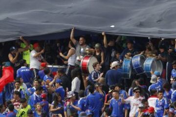 Hinchas de Universidad de Chile realizan banderazo en el Estadio Nacional, previo al Superclásico del domingo 02 de Octubre del 2016.
