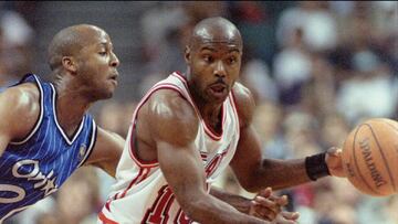 MIA02:SPORT-NBA:MIAMI,FLORIDA,27APR97 - Orlando Magic guard Brian Shaw (L) reaches in on an attempt to knock the ball from the hands of Miami Heat guard Tim Hardaway April 27, during the second half of NBA playoff action at Miami Arena. The Heat defeated the Magic 104-87.   cb/Photo by Colin Braley           REUTERS