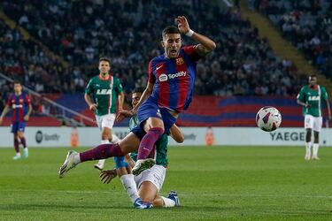 El jugador del Alavés, Abqar, derribó dentro del área pequeña al jugador del Barcelona Ferran Torres.