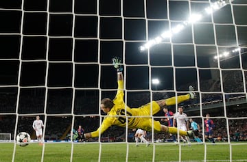 3-0. Alejandro Balde asiste al delantero polaco y se saca un disparo raso, al palo largo de Marko Bizot, para marcar su segundo tanto. Gol 101 en Champions League del 9 azulgrana.