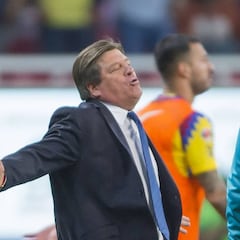 Miguel Herrera se fue molesto con el arbitraje del Clásico Nacional