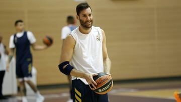 El jugador del Real Madrid Rudy Fern&aacute;ndez, durante un entrenamiento