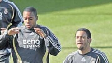 <b>EN HORAS BAJAS. </b>Robinho ha perdido la sonrisa en el Madrid.