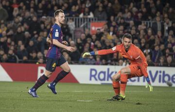 2-0. Juan Soriano no pudo evitar el segundo go de Ivan Rakitic.