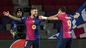 BARCELONA, 01/10/2024.- El delantero del FC Barcelona Robert Lewandowski (d) celebra con Íñigo Martínez su segundo gol, cuarto del equipo blaugrana, durante el encuentro correspondiente a la segunda jornada de la Liga de Campeones que disputan hoy martes FC Barcelona y Young Boys en el Estadio Olímpico Lluis Companys, en Barcelona. EFE/Enric Fontcuberta.