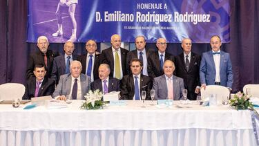 La Peña de Berja hizo en 2016 un homenaje a Emiliano Rodríguez, leyenda del baloncesto blanco.