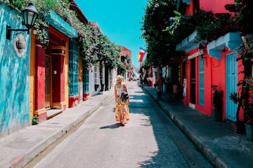 Cciudad portuaria en la costa caribeña de Colombia. Conocida popularmente como 'Cartagena de colores' por sus vibrantes y variados colores en sus paisajes. Las fachadas de sus edificios coloniales, especialmente en el centro histórico, presentan una paleta rica que incluye amarillo, blanco, rojo, fucsia, azul, café, naranja, violeta y verde.
