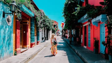 Cciudad portuaria en la costa caribeña de Colombia. Conocida popularmente como 'Cartagena de colores' por sus vibrantes y variados colores en sus paisajes. Las fachadas de sus edificios coloniales, especialmente en el centro histórico, presentan una paleta rica que incluye amarillo, blanco, rojo, fucsia, azul, café, naranja, violeta y verde.