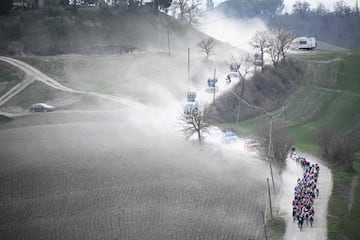 El pelotón durante Strade Bianche, clásica celebrada en Italia que se caracteriza por sus duros tramos de 'sterrato'.