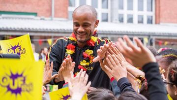 Belgium's national football team defender Vincent Kompany salutes pupils of the Ecole Primaire de l'Allee Verte on June 8, 2018 in Brussels.
The Red Devils visit ten schools all over the country, in marge of their preparations for the upcoming FIFA World Cup 2018 in Russia. / AFP PHOTO / Belga / LAURIE DIEFFEMBACQ / Belgium OUT