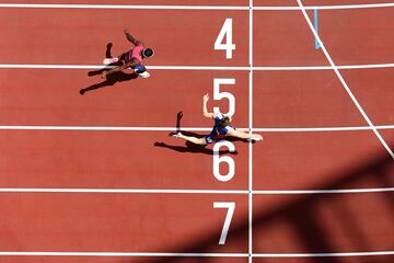 Karsten Warholm por delante de Rai Benjamin en la final masculina de 400m vallas.