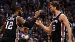 LaMarcus Aldridge y Pau Gasol se felicitan tras una acci&oacute;n ante los Suns.