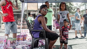 Vinicius organiz&oacute; un acto para entregar juguetes a los m&aacute;s peque&ntilde;os de su barrio, en Rio de Janeiro.