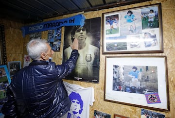 Los aficionados homenajean a Maradona en las calles de Nápoles.