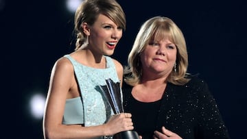 Taylor Swift aceptando el Milestone Award por Andrea Swift durante la 50&deg; entrega anual de los Academy Of Country Music Awards en AT&amp;T Stadium, Texas. Abril 19, 2015.