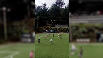 El futbolista colombiano se mando este lujo en un partido con sus amigos en una cancha sintética en Medellín.