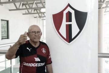 “El Pistache” fue otra leyenda de los rojinegros. Debutó en el futbol profesional con el Atlas y es todavía el que más goles le ha marcado a las Chivas en el Clásico tapatío, con 12. Alfredo fue descubierto un domingo jugando para el Club Imperio, a los 16 años; lo firmaron al día siguiente y debutó el jueves marcando dos goles, contra el Atlante.