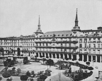 La Plaza Mayor empezó a levantarse sobre el solar de la antigua Plaza del Arrabal, donde se encontraba el mercado más popular de la villa a finales del siglo XV, cuando el séquito de Felipe II llegó a la ciudad. Sus 12.000 metros cuadrados han sido testigos durante la historia de celebraciones reales y actos religiosos. Incluso, durante un tiempo, se realizaron autos de fe y ejecuciones públicas. Su último diseño fue elaborado por el arquitecto neoclásico Juan de Villanueva. Además de la ya comentada Plaza del Arrabal, la Plaza Mayor ha tenido otros nombres: Plaza de la Constitución, Plaza Real, Plaza de la República, Plaza de la República Federal, Plaza de la República Democrática Federal o Plaza de Calvo Sotelo.