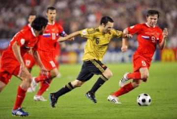 Iniesta fue un jugador clave en el éxito de la selección en la Euro 2008 dirigda por Luis Aragonés. En  la foto en el partido de semifinales contra Rusia.