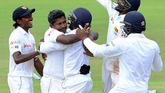 Rangana Herath (2L) celebrates with teammates. 
