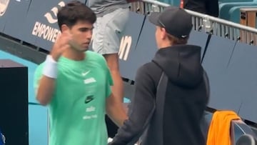 Los tenistas Carlos Alcaraz y Jannik Sinner se saludan durante un entrenamiento antes del Masters 1.000 de Miami.