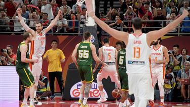 Claver y Marc Gasol celebran la victoria.