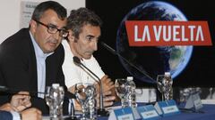 El Director General de UNIPUBLIC, Javier Guill&eacute;n, y el exciclista Fernando Escart&iacute;n, durante su intervenci&oacute;n en la presentaci&oacute;n de las dos etapas de La Vuelta que discurren por tierras alicantinas.