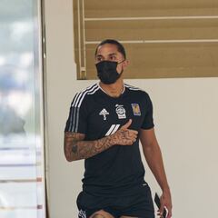 Utileros de Tigres adelantan salida de Salcedo