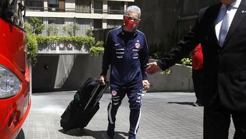 Futbol, salida de jugadores de la seleccion chilena del hotel Hyatt
 El Director tecnico de la seleccion chilena Reinaldo Rueda es fotografiado a su salida del Hotel Hyatt Centric de Santiago rumbo a Venezuela a disputar el proximo partido por las eliminatorias a Qatar 2022.
 11/15/2020
 Jonnathan Oyarzun/Photosport
 
 Football, Chilean National team players departure of Hotel Hyatt
 Chile&#039;s manager Reinaldo Rueda is pictured as he departure at the Hotel Hyatt Centric of Santiago heading to Venezuela to play the next match for the Qatar 2022 qualifiers.
 11/15/2020
 Jonnathan Oyarzun/Photosport