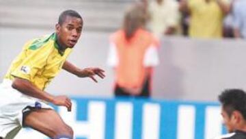 <b>DESMARQUE DE ENSUEÑO Y PERFECTA DEFINICIÓN. </b>Robinho, en el momento de batir por bajo al portero japonés.