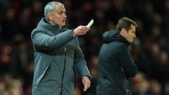 Mourinho le pela un plátano a Rojo en medio del partido