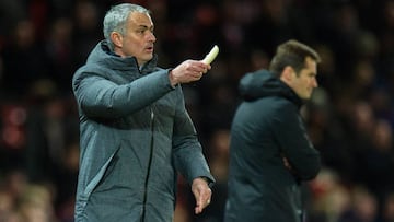 El entrenador del Manchester United, Jos&eacute; Mourinho, intenta darle un pl&aacute;tano a Marcos Rojo para que reponga fuerzas durante el encuentro de Europa League entre el Manchester United y el Rostov.