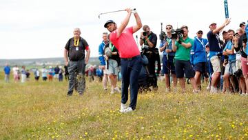 Jon Rahm golpea la bola durante la &uacute;ltima jornada del Irish Open.