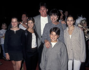 Khloe Kardashian, Kourtney Kardashian, Bruce Jenner, Kris Kardashian, Robert Kardashian y Kim Kardashian posan ante las cámaras.
