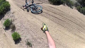 Ciclista señalando una serpiente de cascabel