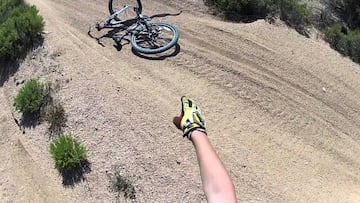 Ciclista señalando una serpiente de cascabel