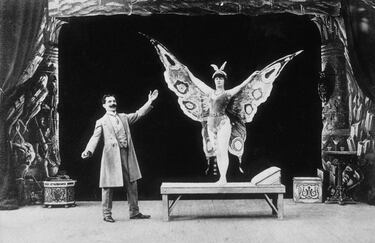 Fue un cineasta e ilusionista francés considerado el “mago del cine”, ya que revolucionó el séptimo arte con la creación de los primeros efectos especiales. Con gran imaginación, transformó trucos de magia en innovaciones cinematográficas que maravillaron al público de su época. Su película más célebre es Viaje a la Luna, uno de los primeros clásicos del cine de ciencia ficción.