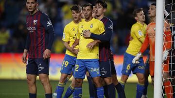 La UD Las Palmas, ante el Huesca, esperando para rematar un córner.