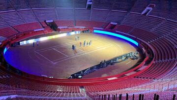 La monumental plaza de toros ya luce con la iluminación y el dibujo de la cancha para el esperado encuentro de tenis entre Federer y Zverev.